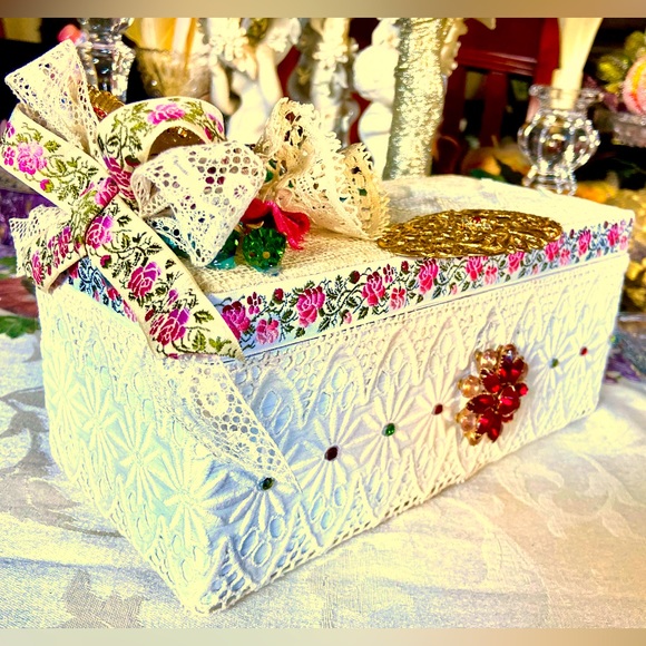 Christmas Lane Hope Chest Vintage Miniature, Vintage Lace, Jewel, Vestments, NEW - Picture 1 of 10